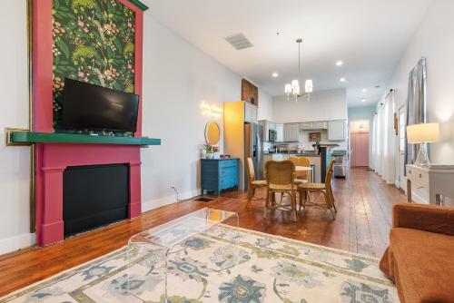 Grand Millennial Germantown 2 Bedroom Shotgun in Louisville, USA
