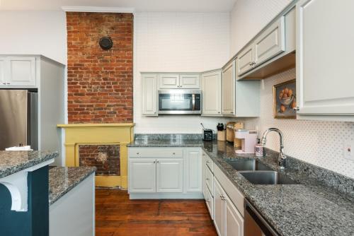 Grand Millennial Germantown 2 Bedroom Shotgun in Louisville, USA