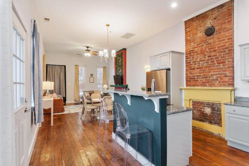 Grand Millennial Germantown 2 Bedroom Shotgun in Louisville, USA
