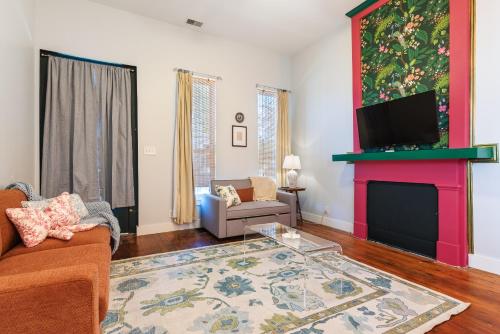 Grand Millennial Germantown 2 Bedroom Shotgun in Louisville, USA