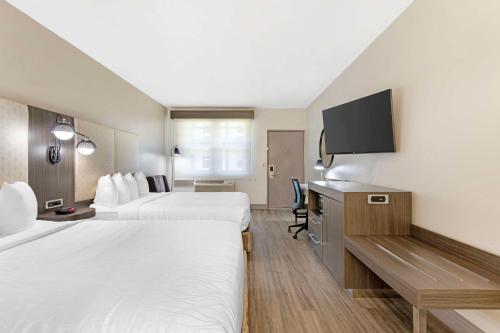 Best Western Marina State Beach Room Type - Queen Room with Two Queen Beds - Non-Smoking