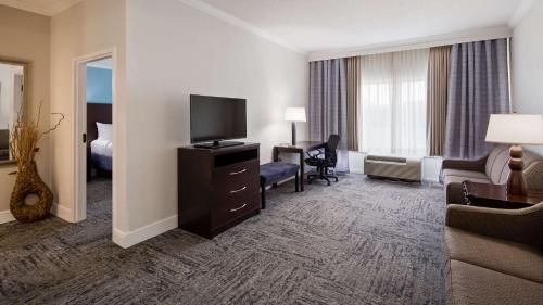 Best Western Plus Ambassador Suites Venice - image 6