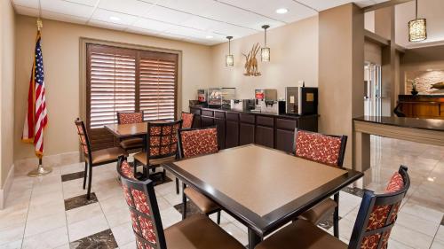 อาหารและเครื่องดื่ม, เบสต์ เวสเทิร์น พลัส แอมบาสซาเดอร์ สวีท เวนิส (Best Western Plus Ambassador Suites Venice) in เวนิส (FL)