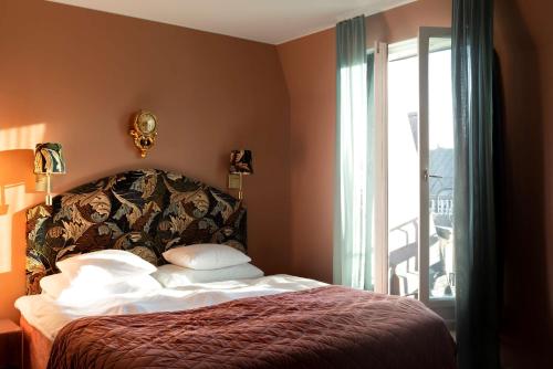 1 queen bed, 1 double bed