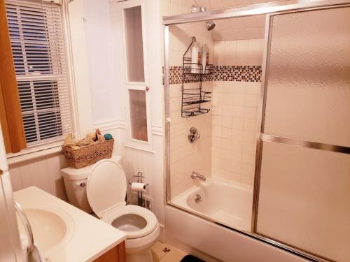 The Suite at Eden Park Inn 2 Bed APT in Cranston, USA