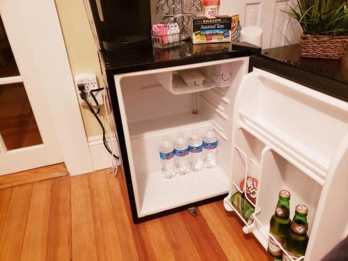 The Suite at Eden Park Inn 2 Bed APT in Cranston, USA