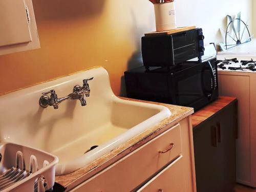 The Suite at Eden Park Inn 2 Bed APT in Cranston, USA