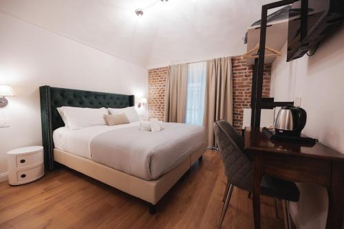 Deluxe Double Room image 10