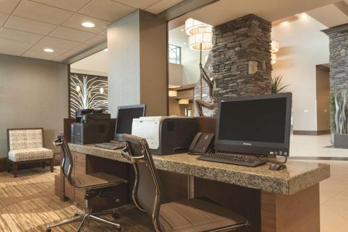 Embassy Suites Saratoga Springs - image 6