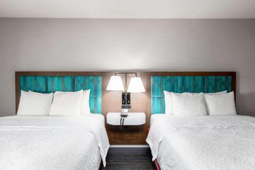 2 queen beds