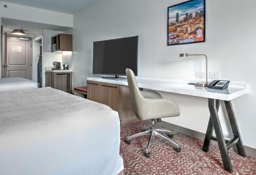 2 queen beds, 1 sofa bed