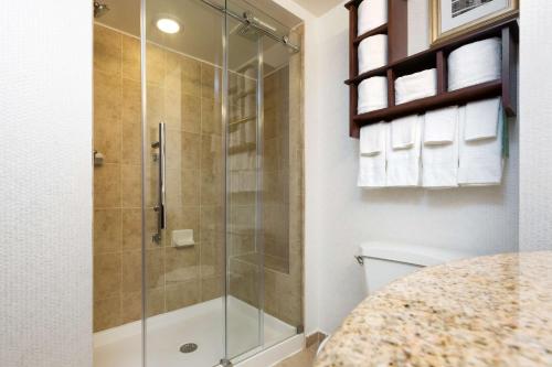 King Room with Sofa Bed and Walk-In Shower - Non-Smoking image 4