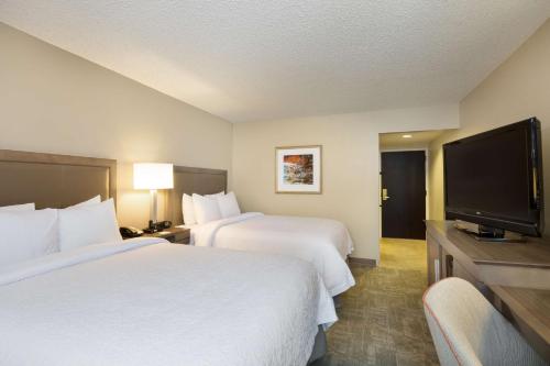 Double Room with Two Double Beds and Bath Tub - Non-Smoking image 2