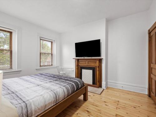 Oakland, Pittsburgh !C Bright and Stylish Private Bedroom with Shared Bathroom in Pittsburgh, USA