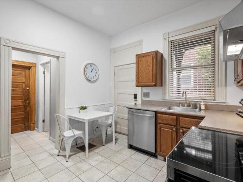 Oakland, Pittsburgh !C Bright and Stylish Private Bedroom with Shared Bathroom in Pittsburgh, USA