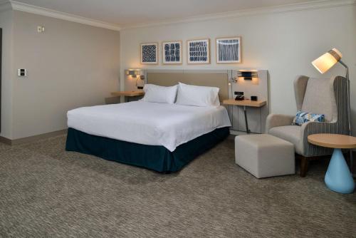 Hilton Garden Inn Napa Room Type - King Room with Accessible Tub - Mobility Access