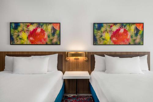 2 queen beds