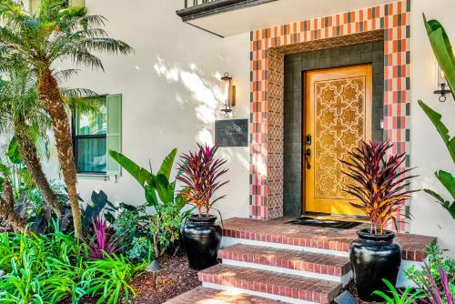 Villa Encanto- LUXE Historic Spanish Beach Villa with 6 KING Bedrooms in Long Beach, USA
