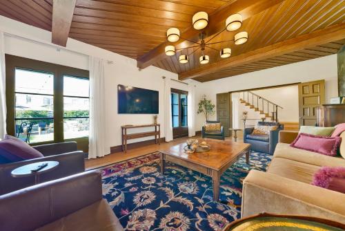 Villa Encanto- LUXE Historic Spanish Beach Villa with 6 KING Bedrooms in Long Beach, USA