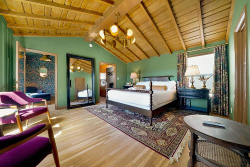 Villa Encanto- LUXE Historic Spanish Beach Villa with 6 KING Bedrooms in Long Beach, USA