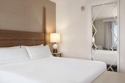 Deluxe King Room with Balcony image 3