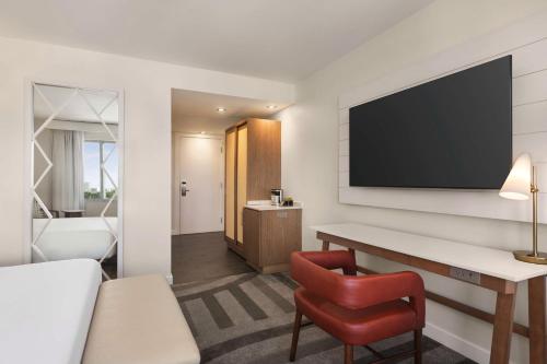 Deluxe King Room with Balcony room in Hilton Cabana Miami Beach Resort