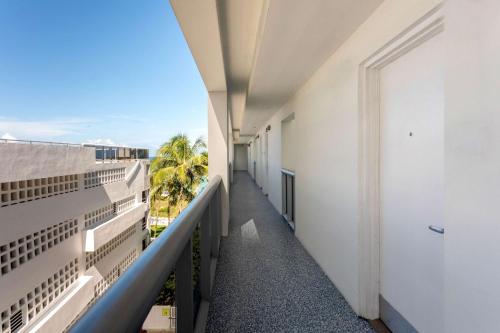 1 King Partial Oceanbiew Balcony - Exterior Wing image 6