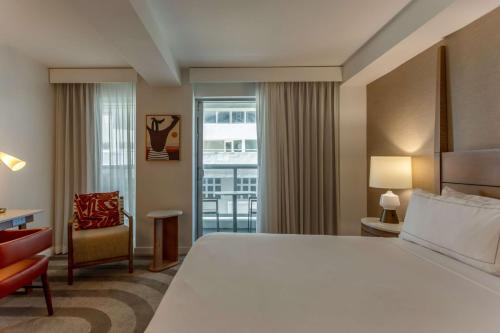 Deluxe King Room with Balcony image 5
