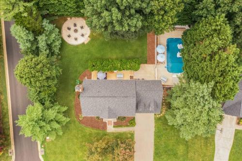 5BD Group Retreat, Pool, FirePit, Basketball, Ping Pong in High Point, USA