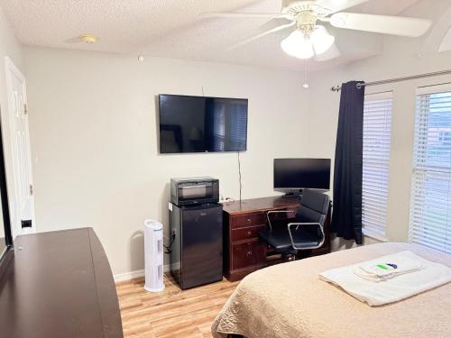 2 private rooms in a quiet neighborhood can book up to 4 people in Orlando, USA