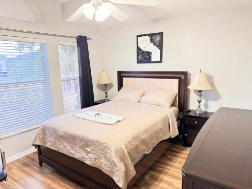 Near Disney cozy quiet place, 2 rooms with queen bed up to 4 people
