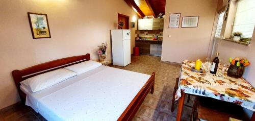 One-Bedroom Apartment image 9