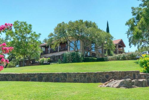 Upstay - 10-Acre Lakeview Mansion with Pvt Boat Ramp in Buchanan Dam, Vereinigte Staaten von Amerika