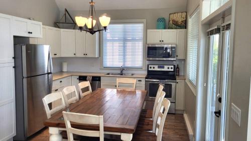 Perfect Spot By The Pools #125