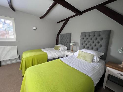 2 twin beds
