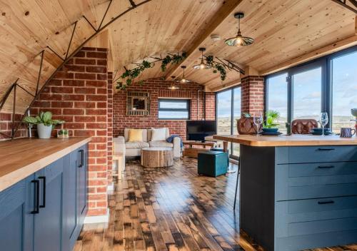 Brick Barn - Luxury Barn Conversion by River Avon in Cropthorne