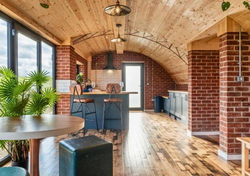 Brick Barn - Luxury Barn Conversion by River Avon in Cropthorne