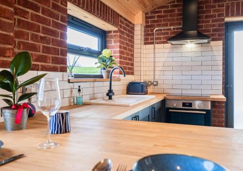 Brick Barn - Luxury Barn Conversion by River Avon in Cropthorne