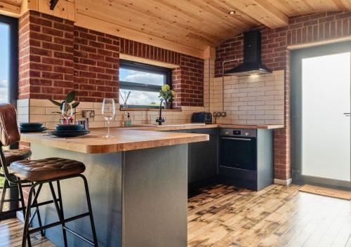 Brick Barn - Luxury Barn Conversion by River Avon in Cropthorne