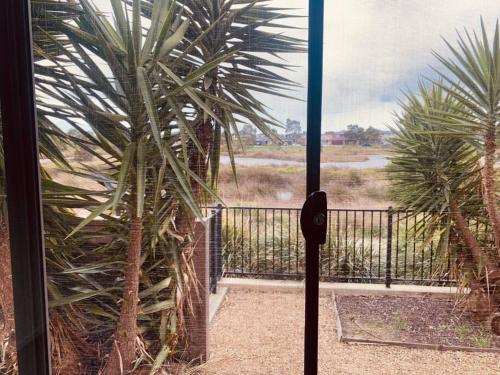 Stunning Lake view New home in 巴域