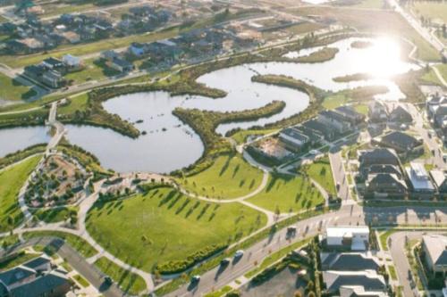 Stunning Lake view New home in 巴域