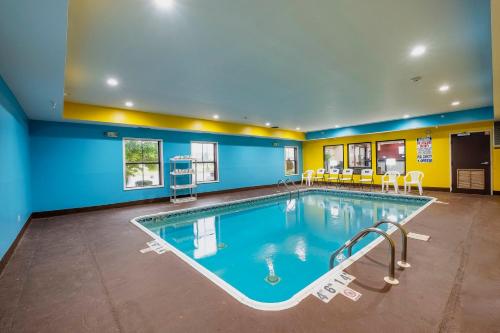 Swimming pool, Econo Lodge Inn & Suites in Monee (IL)