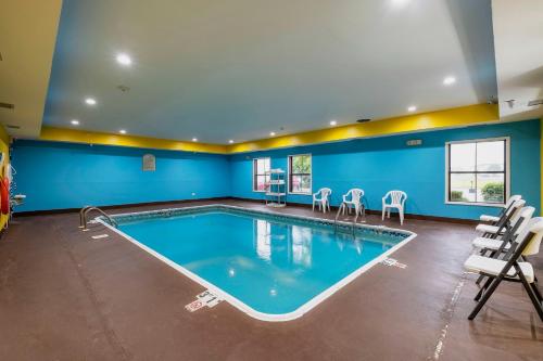 Swimming pool, Econo Lodge Inn & Suites in Monee (IL)