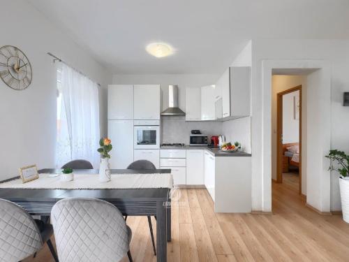virtuve, Holiday House in Sikici with Pool and Gym in sikici