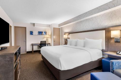 Best Western Halton Hills Room Type - 1 King Bed, Non-Smoking, Larger Room, Work Desk, Microwave And Refrigerator, Wi-Fi, Continental Brea