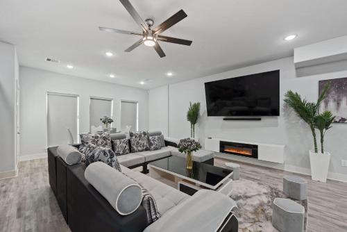 Spacious 6BD 8BA Duplex with Stunning Inside with Indoor Hoops and Big TVs in Houston, USA
