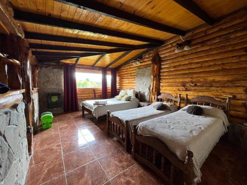 1 double bed, 2 twin beds