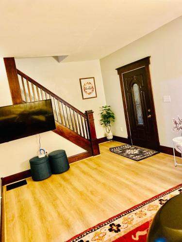 Covington KY Entire House 5 Beds 3 Bedrooms 2 bathrooms with available parking in Covington, USA