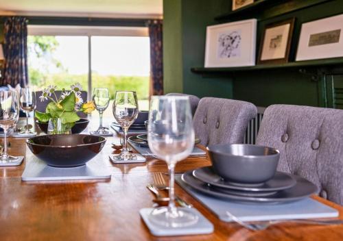 Gorgeous Rural 4 Bed Farm Cottage - With Hot Tub! in Norton St Philip