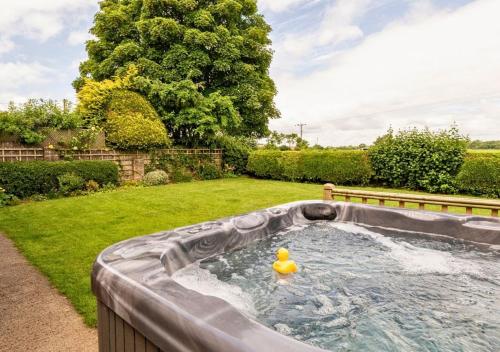 Gorgeous Rural 4 Bed Farm Cottage - With Hot Tub! in Norton St Philip